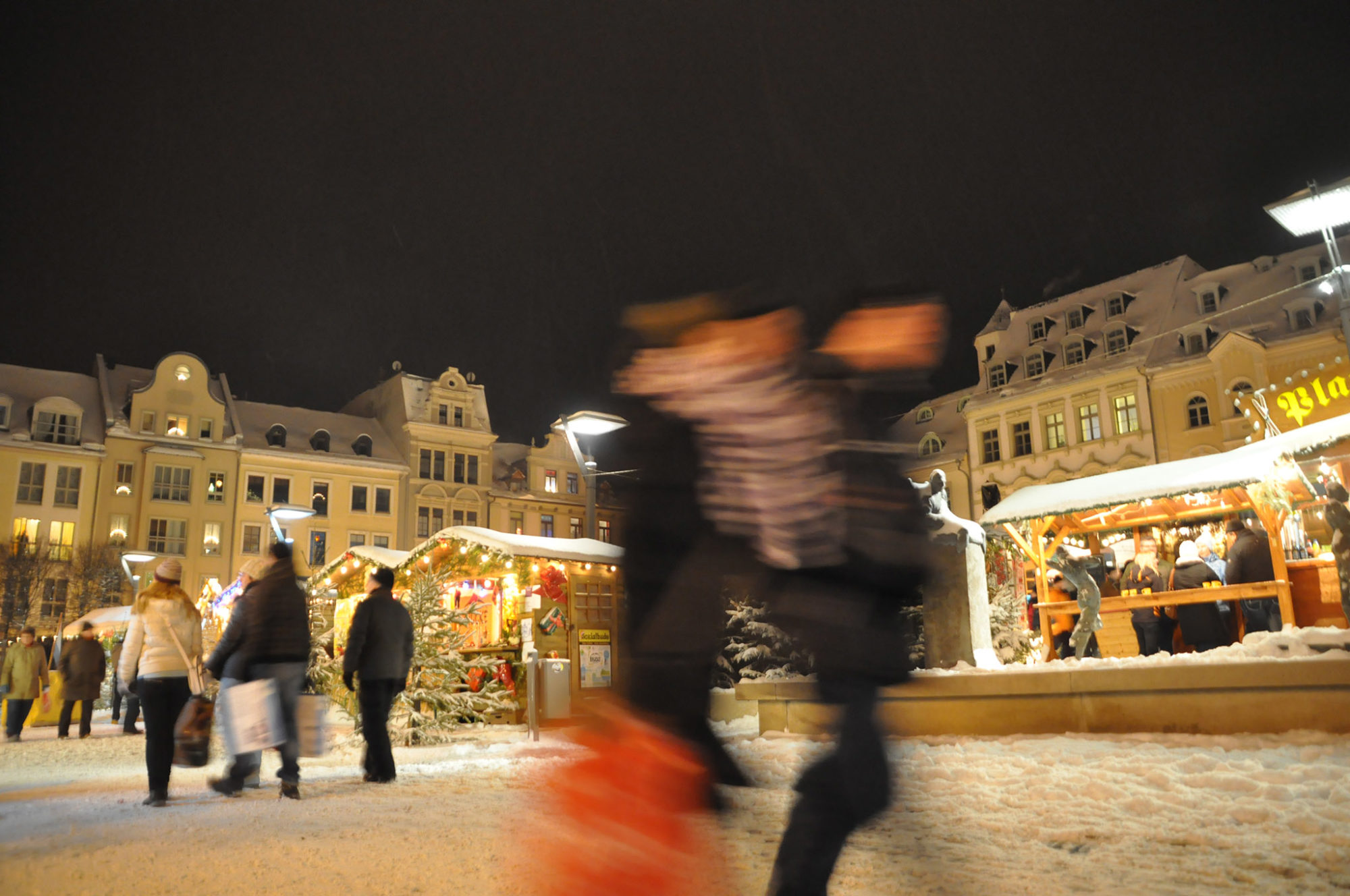 Mit Liebe geschmückte Verkaufsbuden zaubern weihnachtliches Flair in die Spitzenstadt.