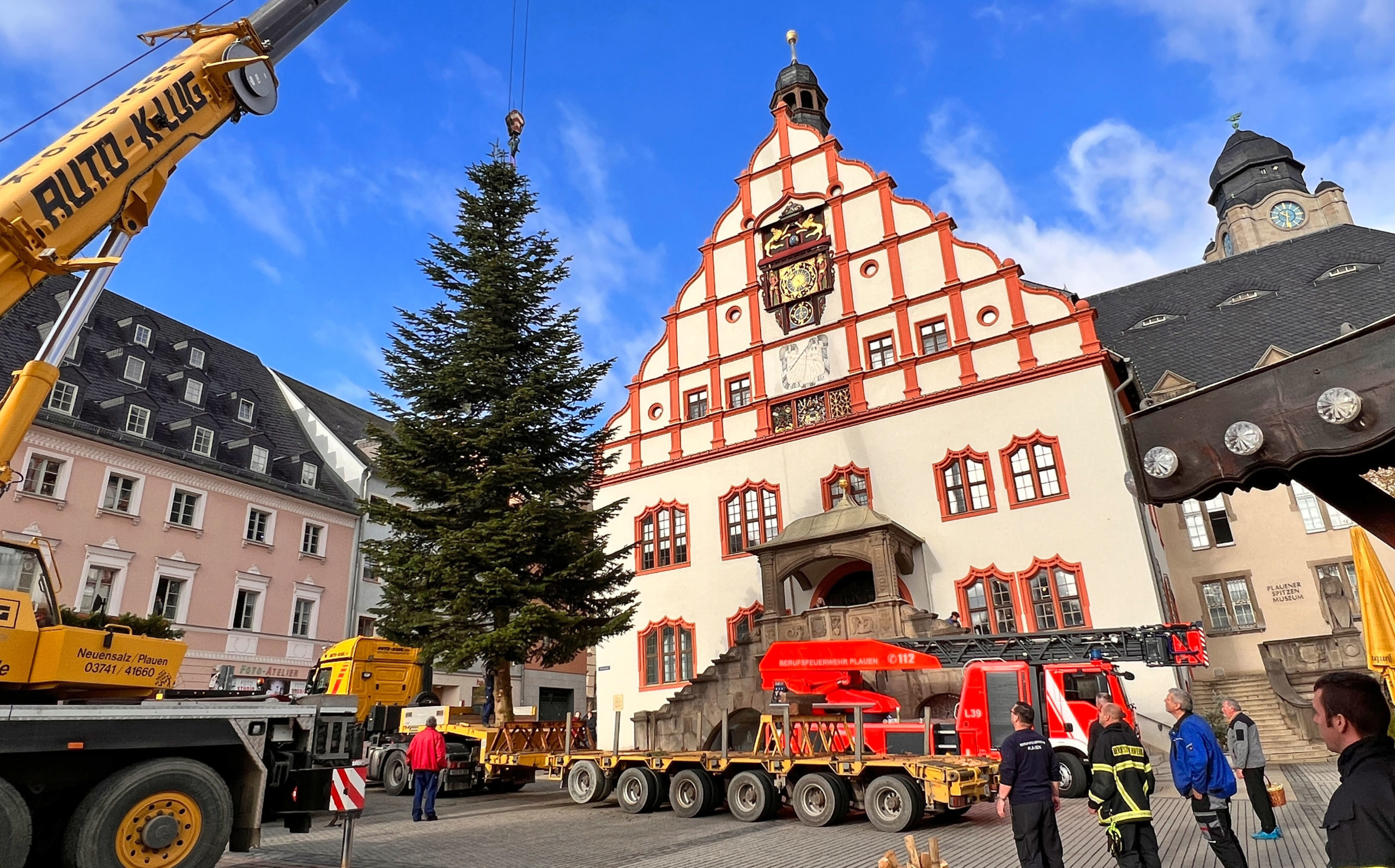 Schnuckelige Weißtanne ziert Plauener Altmarkt Weihnachtsmarkt Plauen