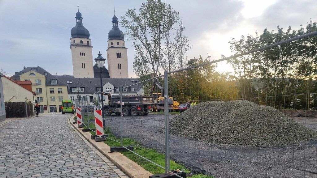 Auf der Freifläche am Topfmarkt werden die Voraussetzungen für den Betrieb einer Eisbahn geschaffen. Dabei wird eine ebene Fläche geschaffen. Foto: Stadt Plauen